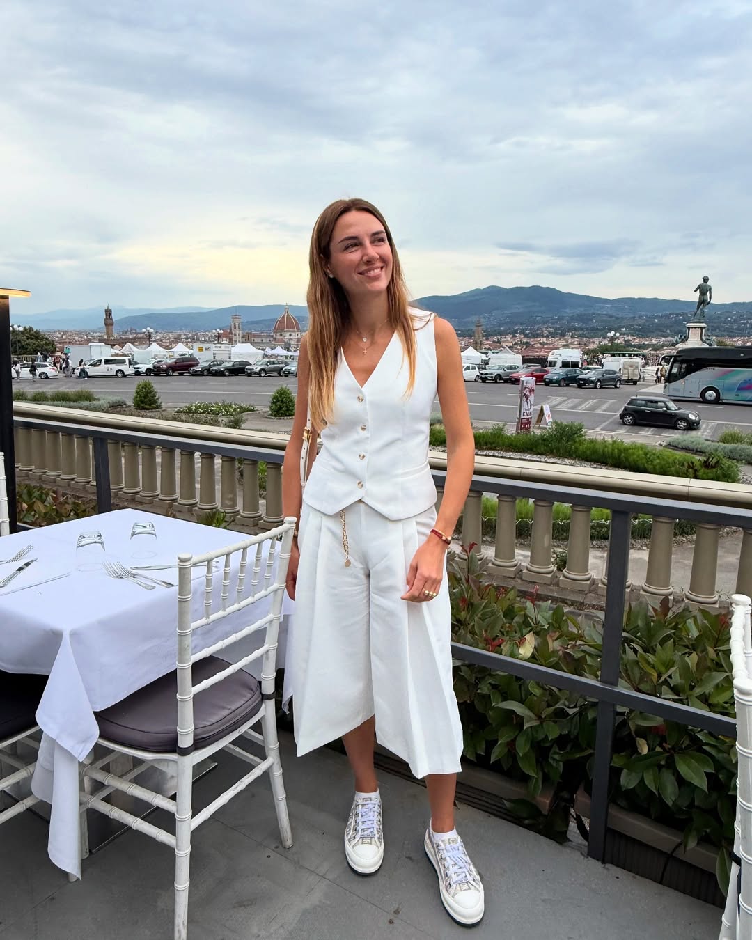 Костюмный жилет - новый тренд весны 2025: как его носит жена Решетника